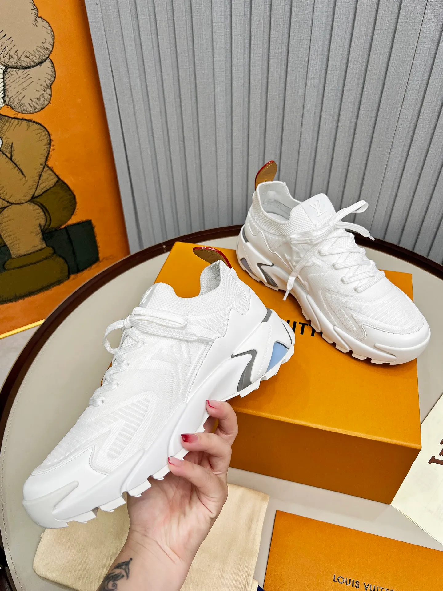 Top version: 560💰 LV Louis Vuitton L Jialu brand Runner Tatic series thick-soled casual sports shoes running shoes Original purchase development and production This LV Runner Tatic sports shoe is blended with fly-knit fabric material to interpret the inspiration of traditional mountaineering shoes. The LV letters are written on one side, the Louis Vuitton logo, and the light and wear-resistant rubber outsole complete the whole package. The delivery counter is exquisitely packaged🛍📦 ▪️Fabrics: Original imported custom fly-knit fabric ▪️Inner lining: Original custom-made breathable mesh ▪️Sole: Original molded anti-slip rubber combination material ▪️Sole thickness: 4CM ▪️Size: Men's 39-45